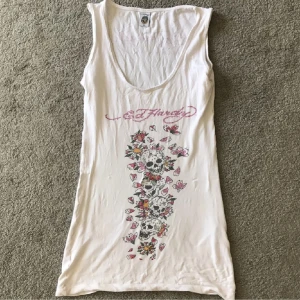 Ed Hardy linne - Super fint ed Hardy linne , säljer för de inte kommer till andvändning men den har inga defekter 🤗