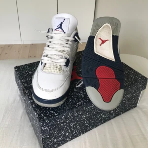 Jordan 4 - Säljer ett par Jordan 4 i färgen midnight navy. Skorna är i bra skick och kommer med originalkartong. Perfekta för både vardag och träning! Bara en defekt som syns på sista bilden. Hör av er om ni har frågor eller funderingar! 
