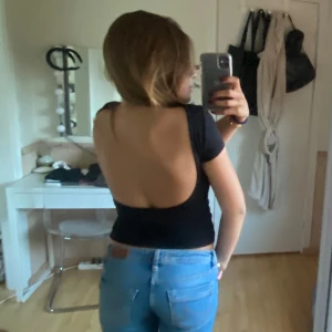 Topp med öppen rygg❤️ - Svart topp från finstrimlat med öppen rygg!❤️