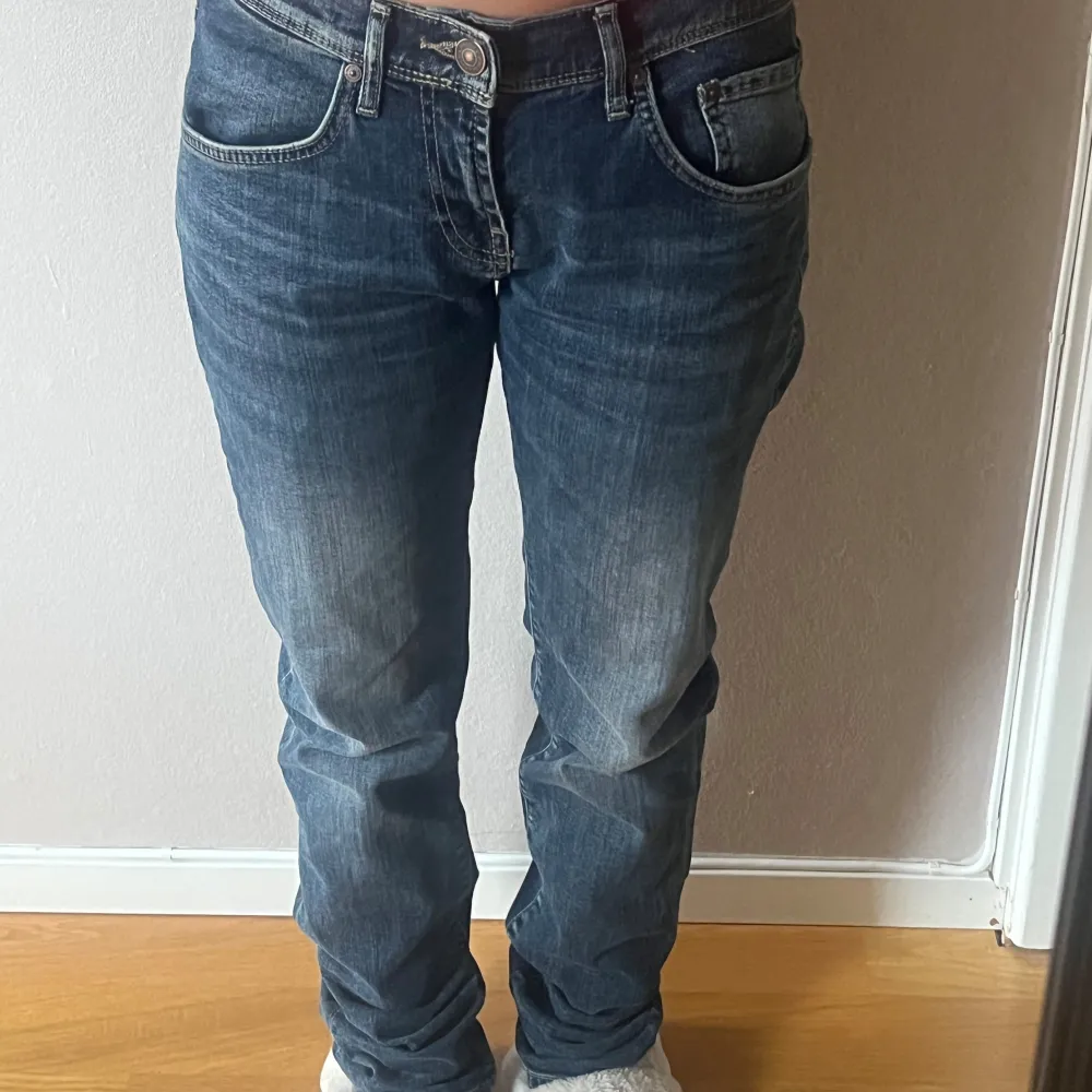 Midwaist raka jeans från LBT i storlek S. Jag är 1,63 och på mig är dom väldigt långa som syns på bild 1&2. På bild 3&4 ser man hur dom ser ut när jag står på tå. Är man 170-172 cm så är dom förmdoligen raka på än🫶🏽. Jeans & Byxor.