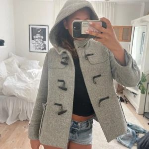 Väldigt cool kappa!!❤️‍🔥🥹 - Extremt cool och unik kappa!!🥰 Perfekt inför hösten🤩den är lite nopprig där av priset❤️😘