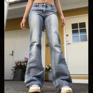 Lågmidjade jeans bootcut - Lågmidjade jeans från Bonny Girl i bootcut modell. Byxorna har glasstenar både fram och bak som detaljer! Skriv vid frågor! 