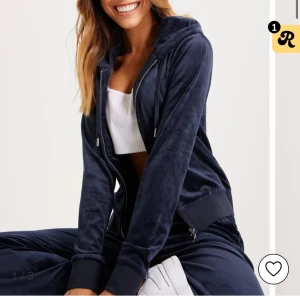 Juciy couture  - Säljer hela mitt marinblåa sett som är i helt nyttskick förutom att den har några defekter men inget dåligt kan jag lova 🥰 jag har sytt byxorna low waist och jag personligen tkr de ser bättre ut speciellt för tjejer med navelpercing nypris per plagg 1,299 på butik 