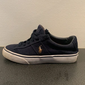 Ralph Lauren skor - Ralph Lauren skor, nypris 1100kr mitt pris 399kr. Sicket är 9/10. Hör av dig ifall du är intresserad. 