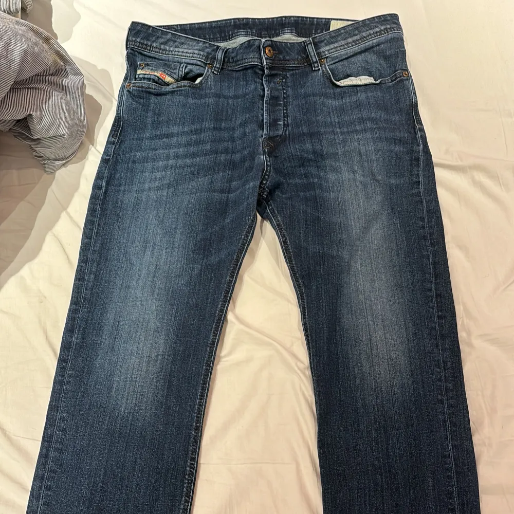 tjena säljer mina tvär feta diesel jeans inga defekter alls ser ny ut fick den av min brorsa men passar inte. Jeans & Byxor.