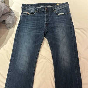 Diesel Jeans - tjena säljer mina tvär feta diesel jeans inga defekter alls ser ny ut fick den av min brorsa men passar inte