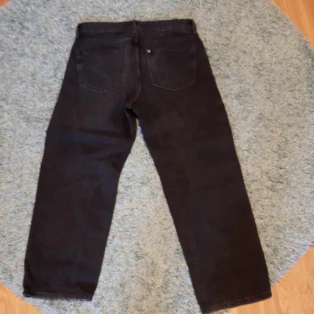 Säljer ett par svarta jeans från H&M i storlek 30/30. De är i loose fit och är i bra skick. Perfekta för dem som gillar pösiga byxor. Tillverkade i Indien. Byxorna är i bra skick. Jag säljer dem för att jag tröttnat på dem.. Jeans & Byxor.