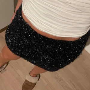 Festlig kkol - Säljer denna festliga kjol från Carin Wester, den är mörk/lite lila med glitter på. Nästintill oanvänd också jättesnygg som topp💜💁🏼‍♀️! 