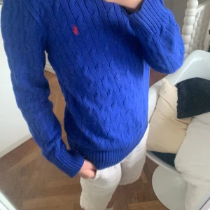 Blå flätad tröja från Ralph lauren - Super bra skick den e helt ny fast har ingen pris lapp färg blå trendig original pris är 1200