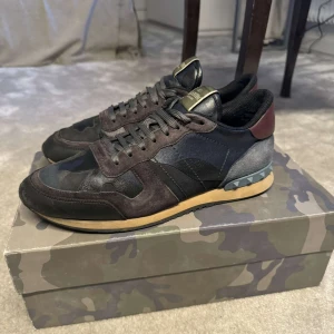 Valentino Rockrunner  - Riktigt schyssta rockrunners i storlek 42. Bra skick men några få skador. Box och dustbag medföljer även! Skriv vid minsta intresse! 