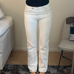 Levis jeans - Vita jeans från levis i modell 501! Jag på bilden är 171cm och bär vanligtvis s/m och dessa är väldigt tajta på mig, rekommenderar till s💕💕midjemått ca 37cm, innerbenslängd 83/84cm💕