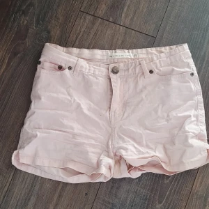 Shorts 25kr st - Två par svarta och rosa shorts, fina, bra skick