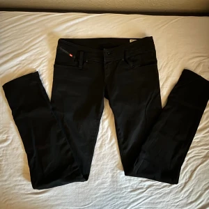 svarta diesel jeans - säljer as snygga diesel jeans då dom är alldeles för tighta för min smak. de är väldigt lågmidjade och i otroligt bra skick! pris kan diskuteras.