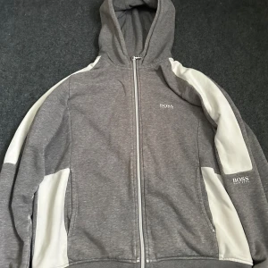 Hugo Boss kofta - Den är i bra skick och inte använd mycket.Säljs eftersom jag vuxit ur den.