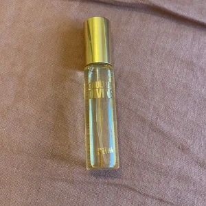 jean paul gaultier - jean paul gaultier parfym använd några gånger men har ca 75% av produkten kvar köpt för ca 400kr