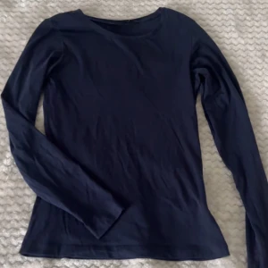 Mörkblå långärmad tröja - Säljer en mörkblå långärmad tröja i bra skick. Tröjan är tight och är en liknande Intimissimi tröja bara att den inte är i de material💓
