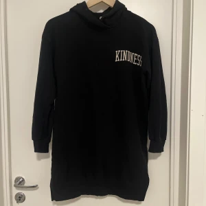 Hoodie  - Säljer en svart hoodie från Kappahl då den inte kommer till användning. Har använts ett par gånger men har inte skråmor eller hål.