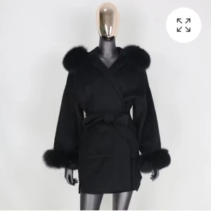Kashmir kappa - Jättefin vinter kashmir pälskappan som är väldigt varm och skön. Använd en vinter. Den är i storlek onesize men passar mig som har xs-s. Nypris 3800kr. Kan gå ner i pris i snabb affär🫶🏽