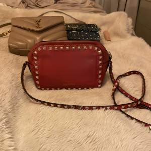 Säljer min valentino garavani camera bag. Nypris idag är runt 13000 och jag säljer 5800! Den är givetvis äkta och dustbag hänger med vid köp💘💘