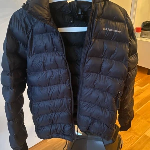 PeakPerformance Jacka - i nytt skick, endast använd fåtal gånger. Jättebra passform. Nypris 1800