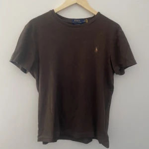 Ralph Lauren T-shirt - En snygg och stilren t-shirt från Ralph lauren. Köpt på Zalando för ett år sedan. Skicket är väldigt bra, sparsamt använd! Size M men passar även S, vid övriga från hör av er. MVH// VALENCO🍾