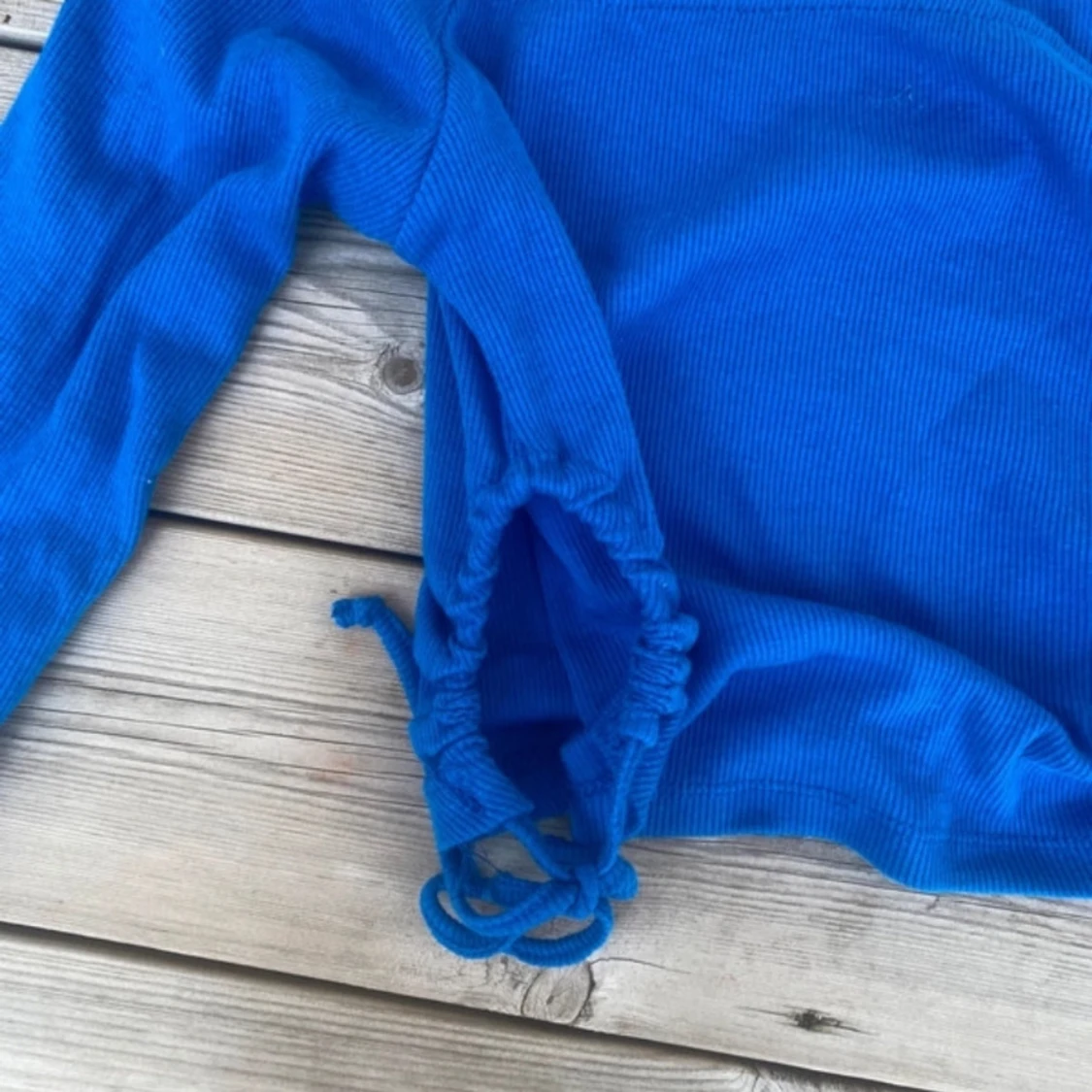 Blå off-shoulder topp med knytning - 93