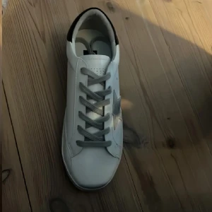 Golden Goose Superstar - Säljer nu dessa riktigt feta Golden Goose Superstar GGDB/SSTAR  ***Skorna är kopior*** Pris kan diskuteras vid snabb affär *Låda medföljer ej*