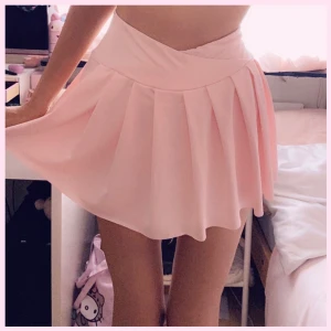 Rosa kjol med inbyggda shorts - Jättesöt kjol med inbyggda shorts och även en ficka på ena sidan. Perfekt för promenader 🌸