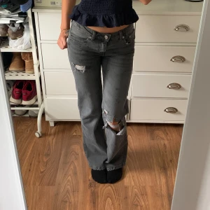 Byxor 90’s boot  - Bra skick. Använda 2 gånger, gjort hålen själv.🩷