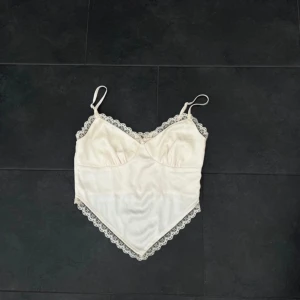 Top med spets - Jätte söt top med spets, använd fåtal gånger. Normal i storleken 