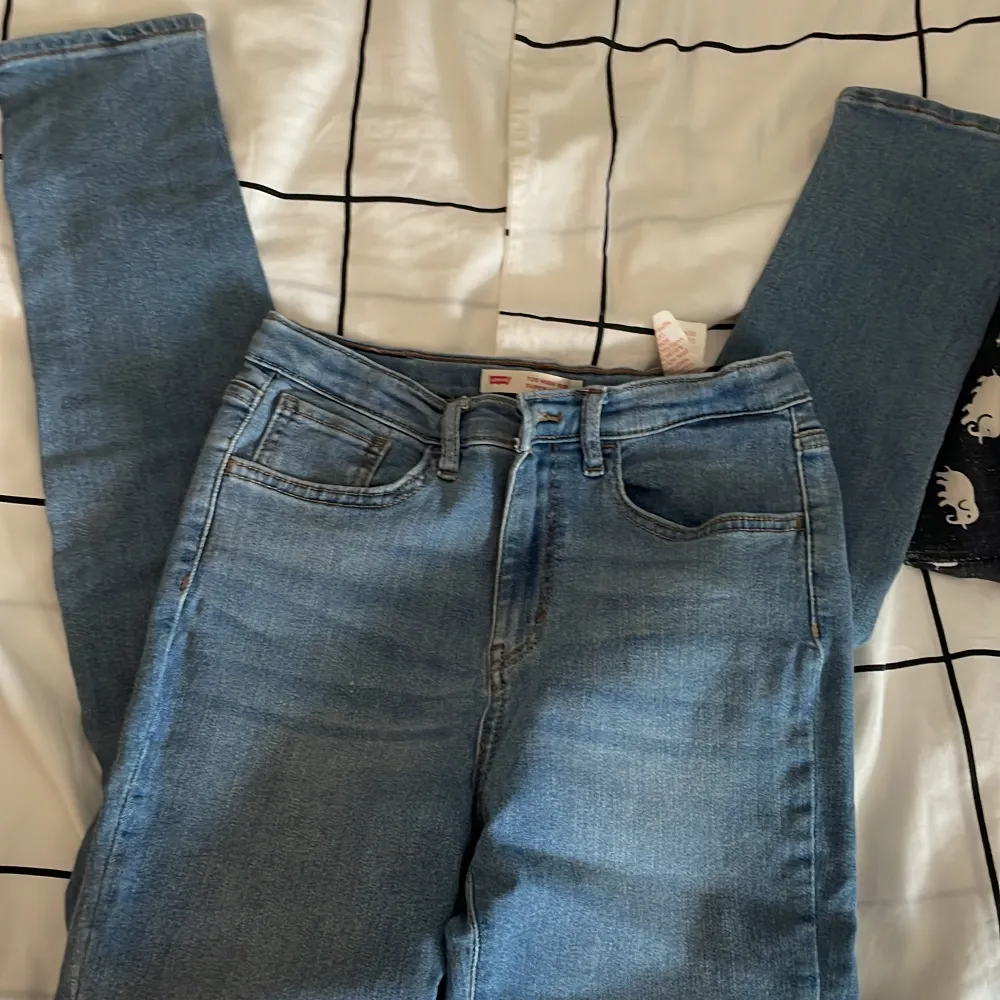 Säljer ett par snygga Levi's 720 High Rise Super Skinny jeans i en klassisk blå färg. De är högmidjade och har en tight passform som framhäver figuren. Perfekta för både vardag och fest! 🥳går att du om till bootcut. Jeans & Byxor.