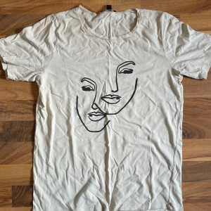 t-shirt med tryck  - beige t-shirt med coolt tryck. köpt från maxi i storlek s med märket ”mywear”. använd ett par gånger men i gott skick. hör av dig vid frågor!