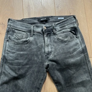Replay Jeans - Stilrena och frächa replay i mycket bra skick! Storlek 31W 34L, hör gärna av er vid funderingar