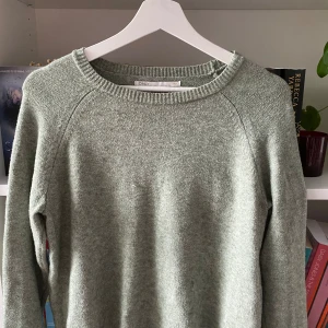 Grön stickad tröja från ONLY - Säljer en supermysig grön stickad tröja från ONLY. Perfekt för kyliga dagar med sin mjuka och varma känsla. Tröjan har långa ärmar och en rund halsringning med ribbade kanter. Passar både till vardags och lite finare tillfällen. Köp nu eller ge ett bud! 💚