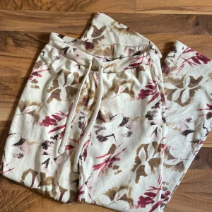 flerfärgade mjukisbyxor - sååå sköna mjukisbyxor från maxi i storlek s, märket ”mywear”. sparsamt använda så är fortfarande otroligt mjuka och i bra skick! hör av dig vid frågor :) 