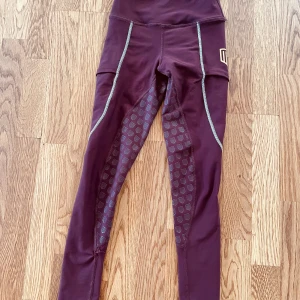 MAYA DELOREZ 2xs! - Nästan helt nya vinröda Maya delorez ridbyxor. Helskodda stl 2xs. Tyvärr sprack de nertill andra gången de togs av. Provisoriskt lagat och har hållit de gånger de blivit använda. Skyddas av ridstrumpor, så syns inte om strumpor används. Fint skick!