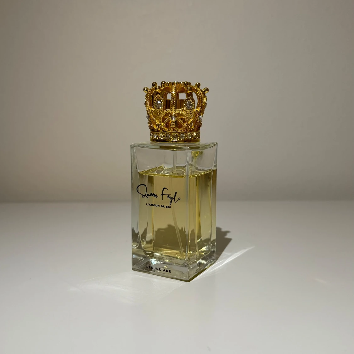 Lyxig parfym med guldkrona