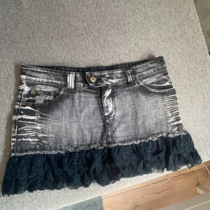 jeanskjol med volanger - såå fin fast lite för stor för mig💗💗