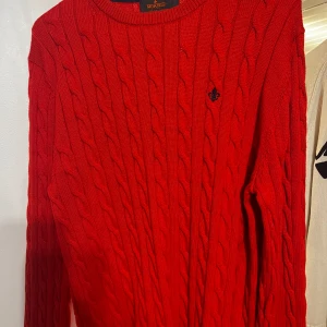 Morris sweatshirt - Storlek M Modellen är ganska elastisk, så passar likväl som en Large.  Snygg att kombinera med skjorta:) Stickad.   