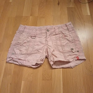 Y2k shorts - Shorts som är köpta secondhand och säljas eftersom de inte kommer till användning. Supercoola, low waist och i väldigt bra skick. Bra i storleken❤️