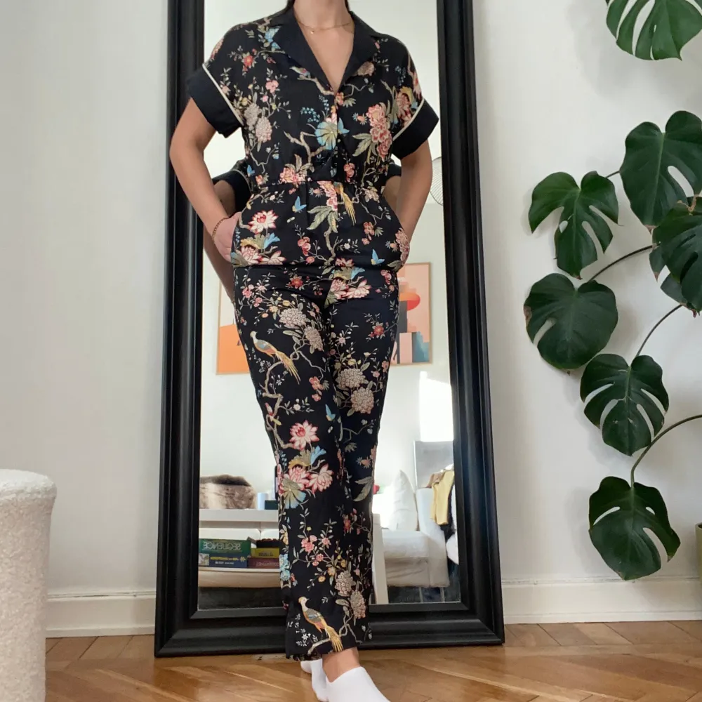 Fin mönstrad jumpsuit från H&M, storlek 32 (XXS-XS). Fint skick, använd en gång. Har små öglor för skärp men fanns inget skärp när jag köpte den.. Mekot.