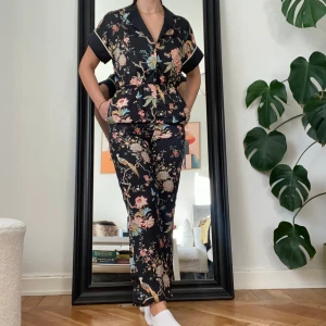 H&M mönstrad jumpsuit - Fin mönstrad jumpsuit från H&M, storlek 32 (XXS-XS). Fint skick, använd en gång. Har små öglor för skärp men fanns inget skärp när jag köpte den.