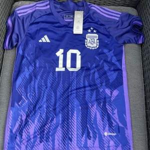Argetina- Messi  - Aldrig använd tröja, Argetina med #Messi 10 på ryggen. En mycket fin tröja. 