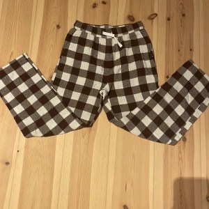  Pyjamasbyxor by -  Som nya bruna storlek 146 till 152 bra skick