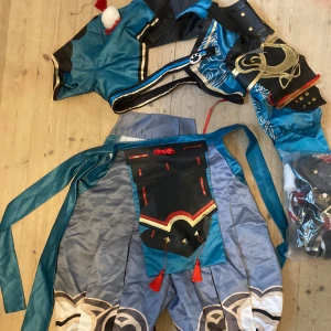 gorou cosplay  - kommer med allt som visas på bild, vissa delar är lite sönder men det är inget stort och borde gå att lösa ganska snabbt, har även haft på ungefär 2 conventions. vet tyvärr inte vilket varumärke för jag fick den i julklapp