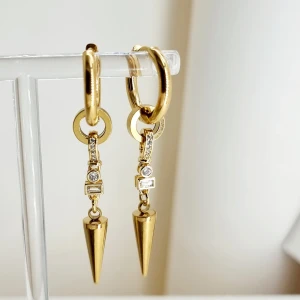 Handgjorda örhängen  - Material- zirconia kristall , silverpläterad rostfritt stål ●Örhängeskrokar -rostfritt stål •Nickel fri. Längd -5cm Vattentåliga, ändrar inte färgen! Köp för 1st-100kr eller 180kr/paret