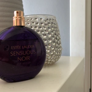 Sensuous Noir parfym från Estée Lauder - parfym från Estée Lauder, Sensuous Noir. Köp direkt eller ge prisförslag 💜