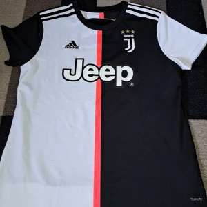 Juventus fotbollströja - Storlek m i barnstorlek och knappast använd priset är inte hugget i sten