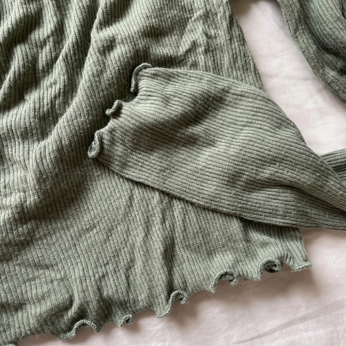 Grön ribbad topp från Bik Bok - 92