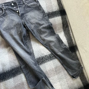 Weekday jeans - Weekday jeans som sitter väldigt bra men lite för stora så bälte behövs för midjan. Annars bra passform som passar till mycket. Fin färg lite unikt